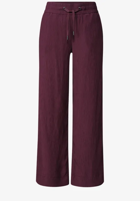 Weinrote, weite Leinenhose mit Tunnelzugbund.
