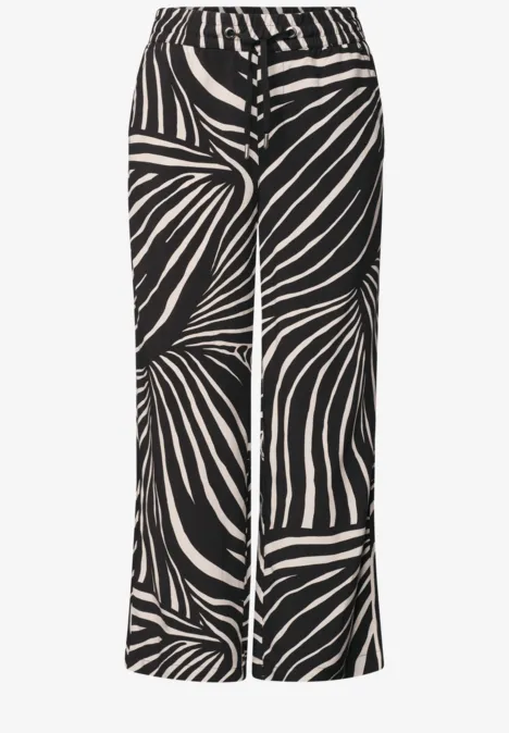 Schwarz-weiße weite Hose mit abstraktem Zebrastreifenmuster und Kordelzugbund.