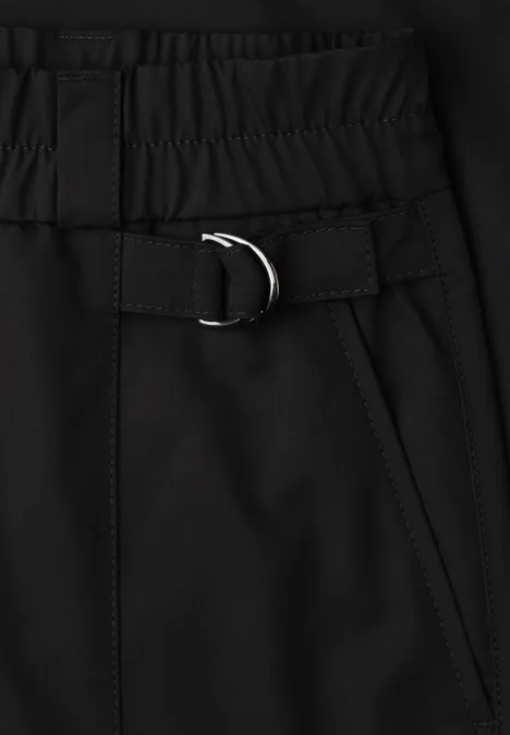 Schwarze Hose mit elastischem Bund und D-Ring-Gürteldetail.