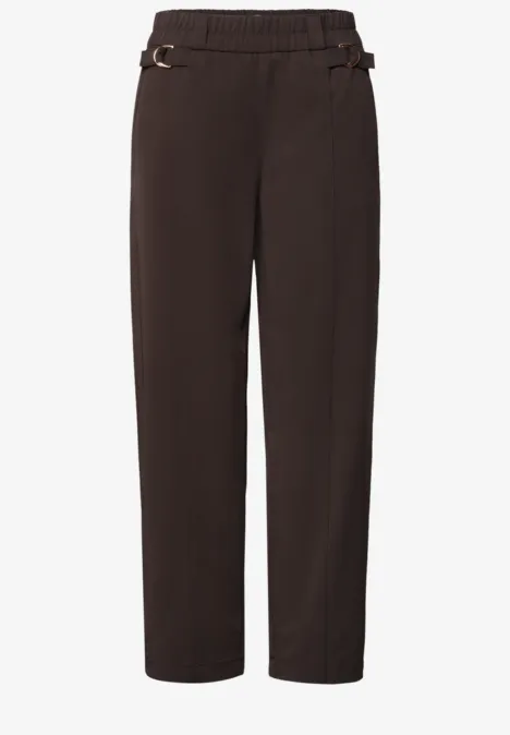 Dunkelbraune, gerade geschnittene Hose mit elastischem Bund und seitlichen Zierbändern.