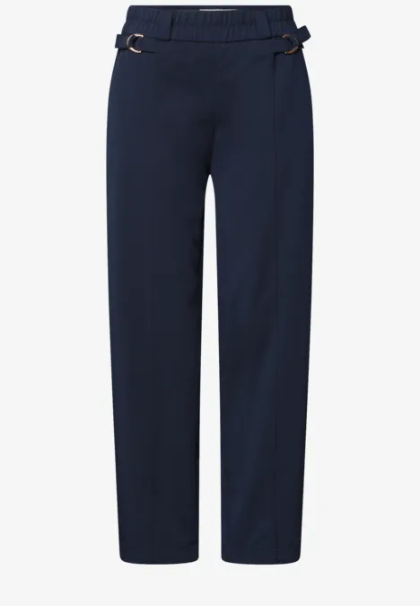 Dunkelblaue, gerade geschnittene Hose mit elastischem Bund und dezenten Gürtelschlaufen.