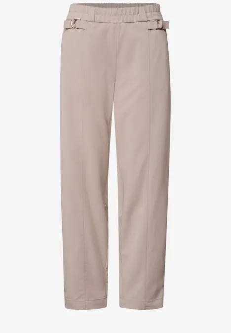 Helle, beige Damenhose mit geradem Schnitt, Bundfalten und schmal zulaufenden Beinen.