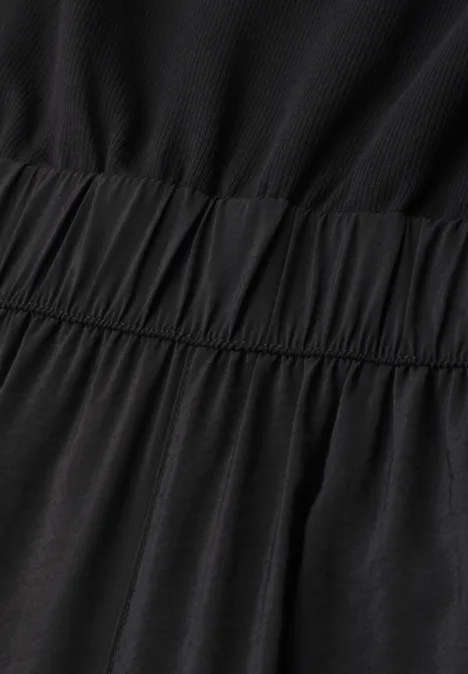 Wide Leg Jumpsuit im Strukturmix Black Schwarzer Stoff mit elastischem Bund und Falten