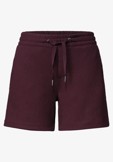 Bordeauxrote, gestrickte Damen-Shorts mit elastischem Bund und Bindeband.