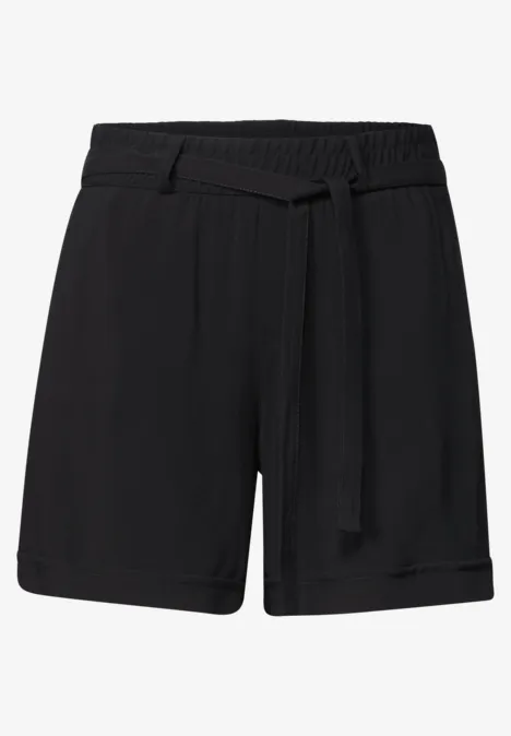 Schwarze, knielange Shorts mit elastischem Bund und Stoffgürtel