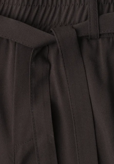 High Waist Shorts mit Gürtel espresso brown Detailaufnahme eines Hosenbunds mit elastischem Gummizug und Stoffgürtel in dunkler Farbe.