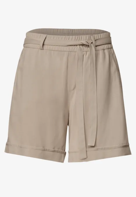 Beige Damen-Shorts mit hohem Bund, Gürtel und Umschlagsaum