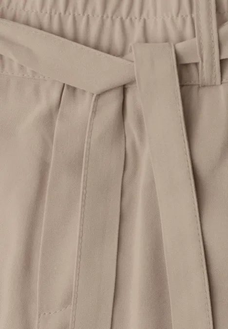 Beige Hose mit Bundfalten und schmalem Bindegürtel