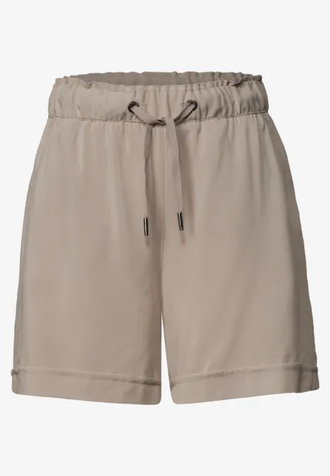 Beige Damen-Shorts mit elastischem Bund, Kordelzug und umgeschlagenem Saum.