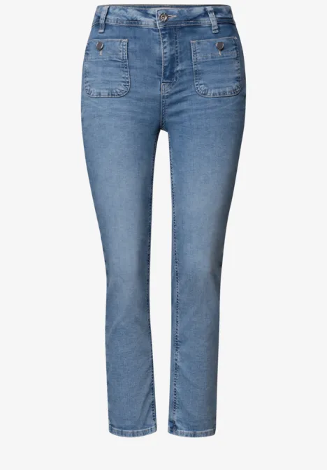 Modische blaue Jeans mit geradem Schnitt, mittlerer Taille und aufgesetzten Fronttaschen.
