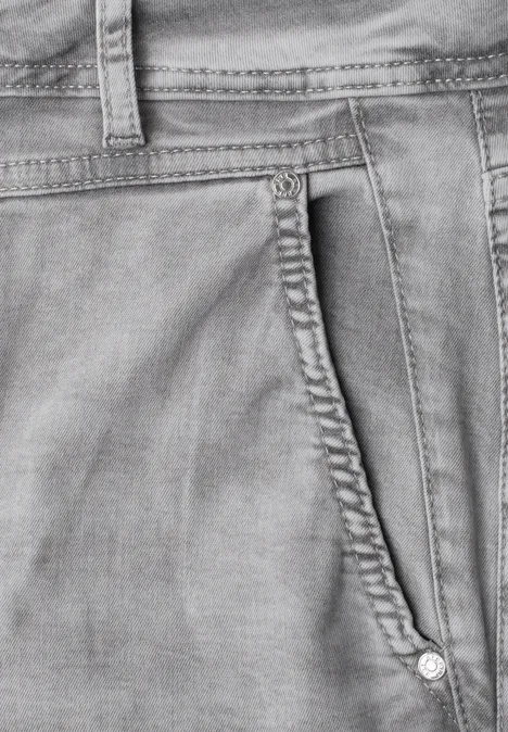 Nahaufnahme einer hellgrauen Jeanshose mit Seitentasche.