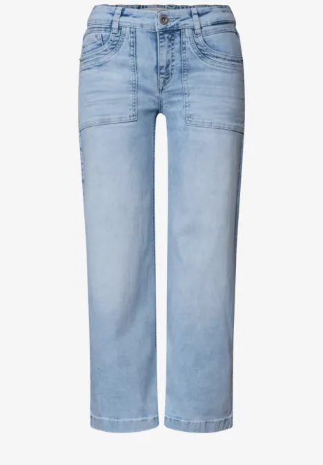 Mid Waist Jeans Culotte im Loose Fit Ultra Bleached Random Wash Helle, gerade geschnittene Jeans mit hoher Taille und fünf Taschen in Hellblau.