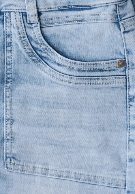 Mid Waist Jeans Culotte im Loose Fit Ultra Bleached Random Wash Nahaufnahme einer hellblauen Jeans mit sichtbarer Tasche und dezentem Waschungseffekt.
