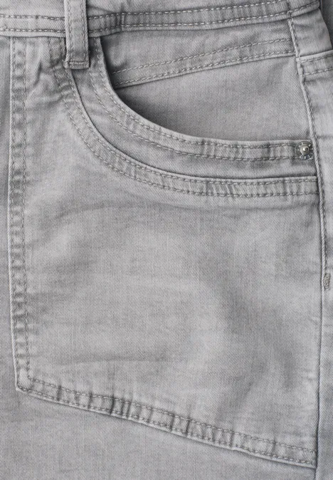 Mid Waist Jeans Culotte im Loose Fit Light Grey Random Nahaufnahme einer grauen Jeanshose mit sichtbarer Tasche und feinen Nahtdetails.
