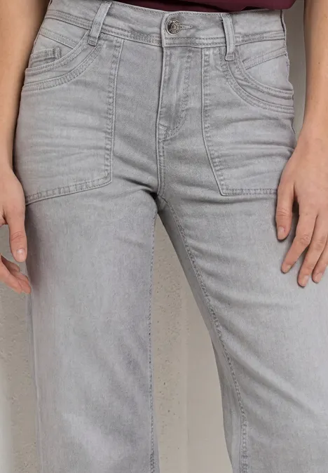 Mid Waist Jeans Culotte im Loose Fit Light Grey Random Nahaufnahme einer Person in hellgrauen, hochgeschnittenen Jeans mit geradem Schnitt.