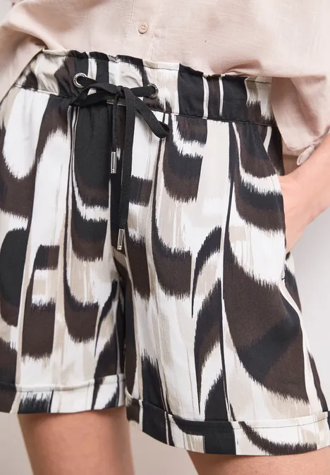 Schwarz-weiße Shorts mit abstraktem Muster, hoher Taille, Tunnelzugbund und Seitentaschen.