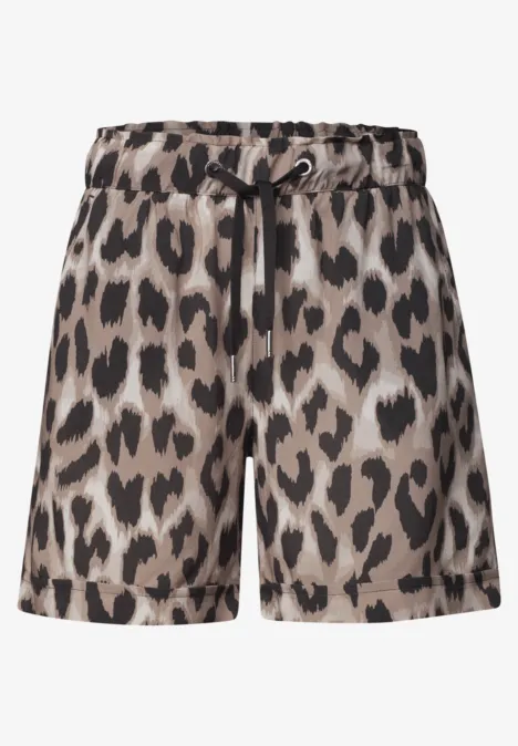 Kurze Damen-Shorts mit Leoprint, elastischem Bund und Tunnelzug.