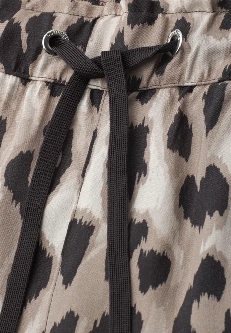 Graue Hose mit schwarzem Tunnelzug und braun-schwarzem Leopardenmuster