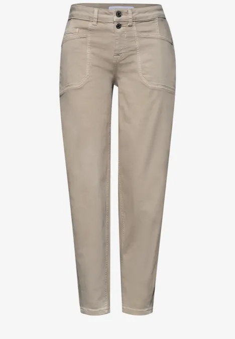 Pantalon femme beige taille haute avec poches latérales.