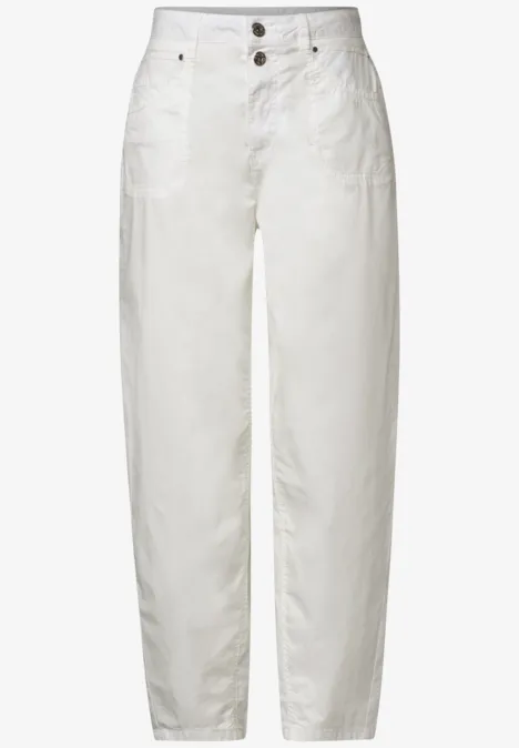 Weiße, hoch sitzende Hose mit geradem Bein und Knopfverschluss.