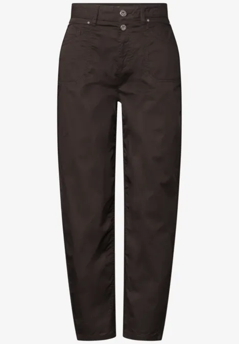 Schlichte schwarze Hose mit hohem Bund, geradem Schnitt und zwei Knöpfen vorne