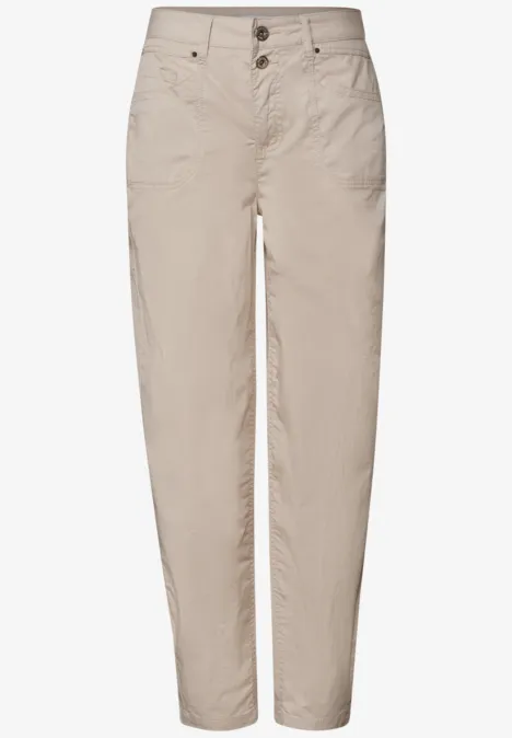 Beige Hose mit hohem Bund, geradem Bein und Knopfverschluss vorne.