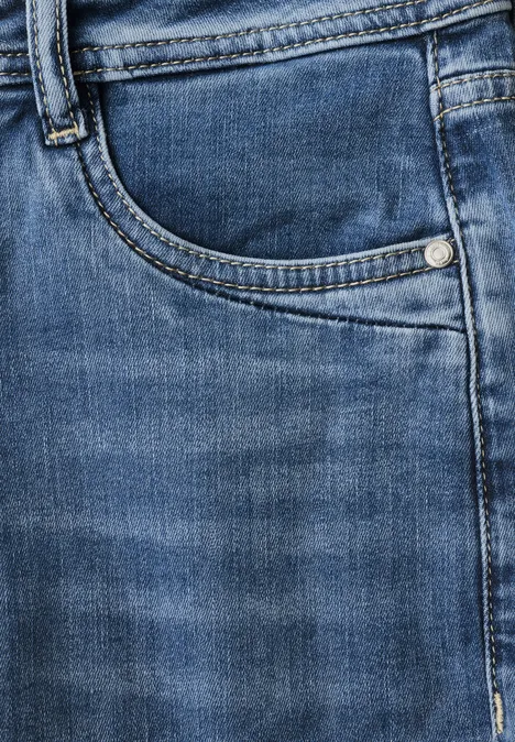 Mid Waist Straight Leg Jeans im Casual Fit Dark blue washed Nahaufnahme einer blauen Jeans mit Taschen und Gürtelschlaufen.