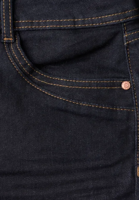 Mid Waist Straight Leg Jeans im Casual Fit Rinse Washed Dunkle Jeans mit sichtbarer Gesäßtasche, Doppelnähten und Kupfernieten.