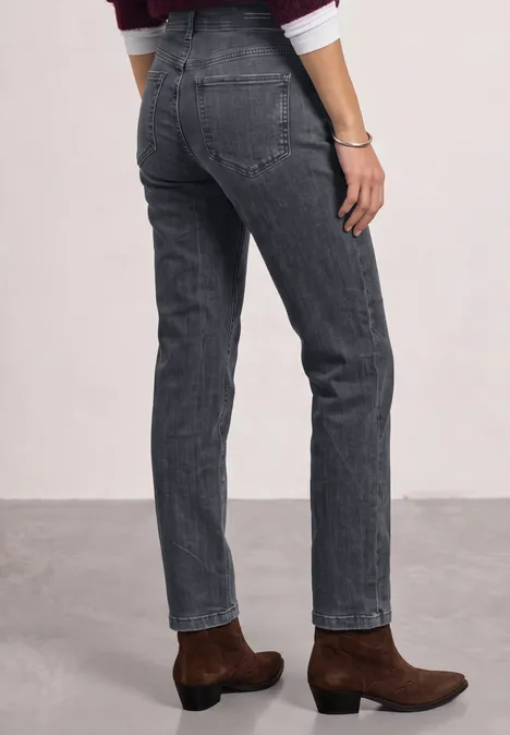 Jeans met Mid Waist-taille en Straight Leg-pijpen in casual pasvorm Steel Grey Washed Persoon draagt grijze rechte jeans en bruine enkellaarsjes tegen een neutrale achtergrond.