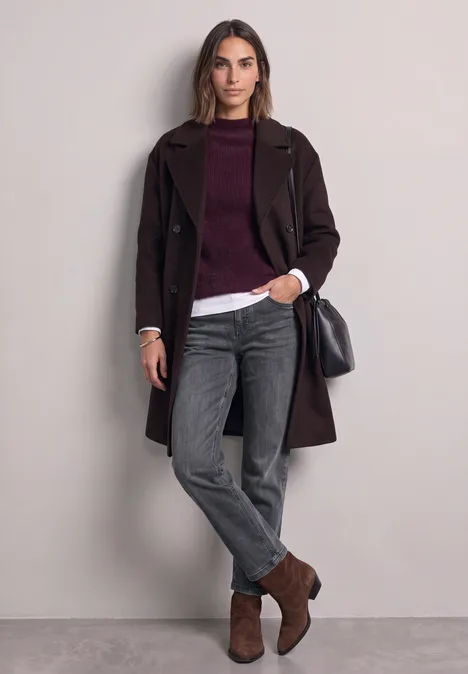Jeans met Mid Waist-taille en Straight Leg-pijpen in casual pasvorm Steel Grey Washed Vrouw in donkerbruine jas, bordeauxrode trui over wit overhemd, grijze jeans, bruine enkellaarsjes en zwarte tas.