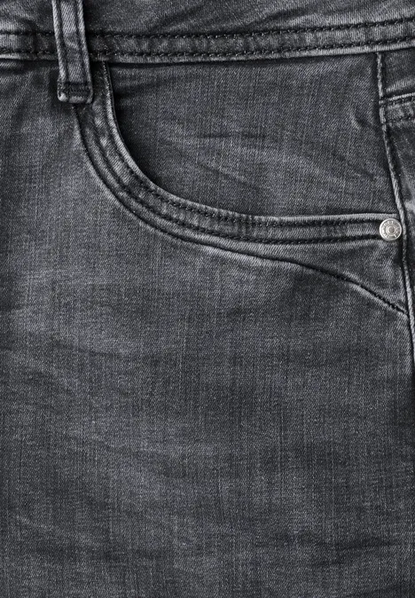 Jeans met Mid Waist-taille en Straight Leg-pijpen in casual pasvorm Steel Grey Washed Zwarte spijkerbroek met zichtbare zak en stiksels.