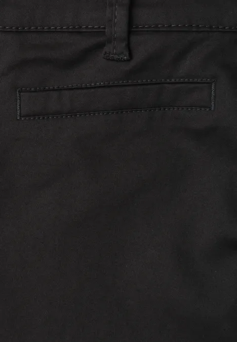 Gros plan sur un pantalon noir mettant en évidence une poche arrière et un passant de ceinture.