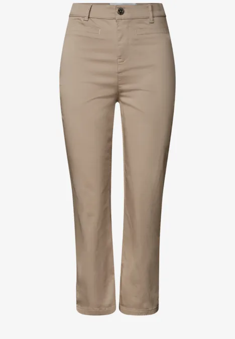 Pantalon chino beige taille haute, coupe slim et longueur cheville.