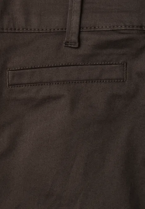 Close-up van een bruine broek met een achterzaksplit.
