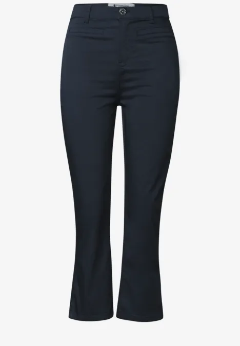3/4 broek met flared pijpen in casual pasvorm shadowed navy Donkerblauwe damesbroek met hoge taille en licht uitlopende pijpen.