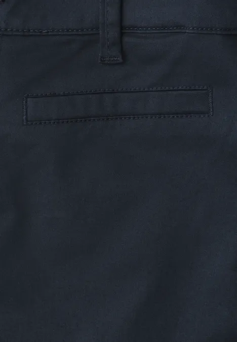 3/4 broek met flared pijpen in casual pasvorm shadowed navy Close-up van een donkerblauwe broek met een achterzak.
