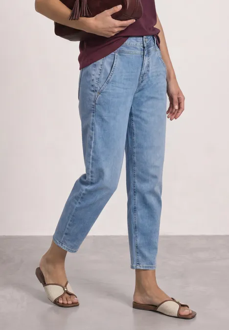 High Waist Barrel Leg Jeans im Loose Fit Light Blue Wash Eine Person trägt hellblaue Jeans, sandfarbene Sandalen und ein weinrotes Oberteil.