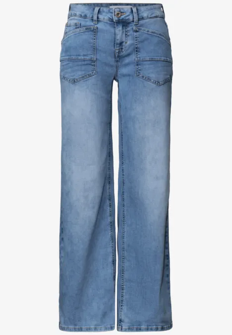 Helle, ausgestellte Jeanshose mit weitem Bein und seitlichen Nahttaschen.