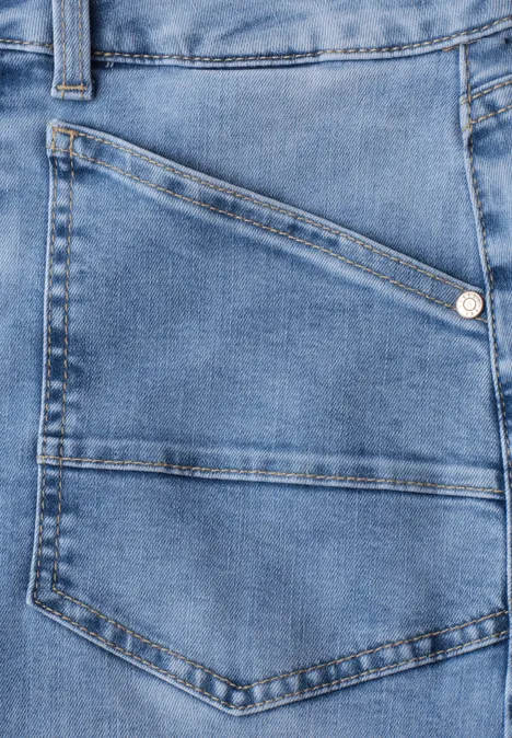 Hellblaue Jeans mit einer schrägen Tasche und sichtbaren Nähten.