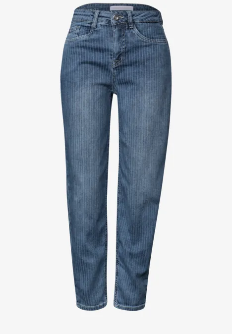 Eine klassische, gerade geschnittene blaue Denim-Jeans mit hohem Bund.