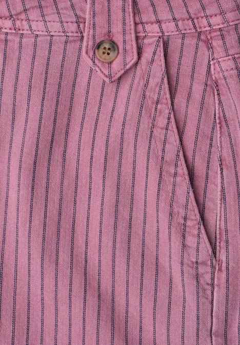 Nahaufnahme einer rosa Hose mit schwarzen Längsstreifen, Knopf und seitlicher Tasche.