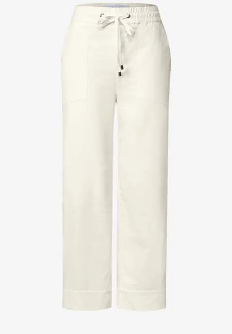 Weiße, gerade geschnittene Hose mit Tunnelzugbund und aufgesetzten Taschen.