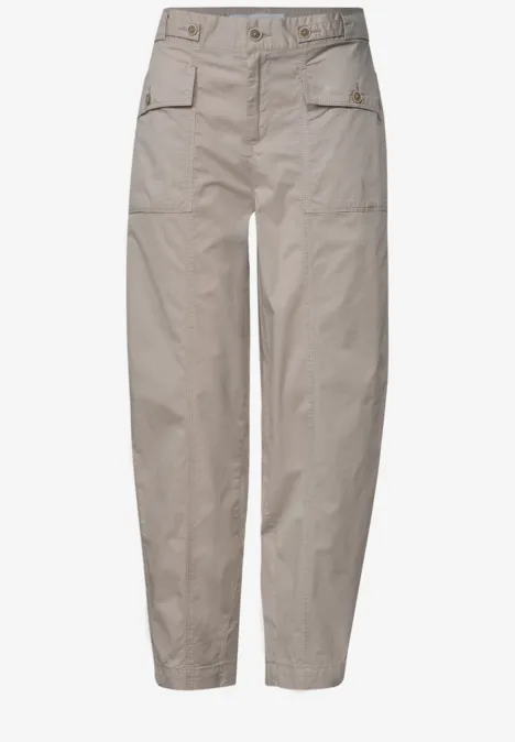 Beige Cargo-Hose mit weitem Schnitt, aufgesetzten Taschen und elastischen Beinabschlüssen.