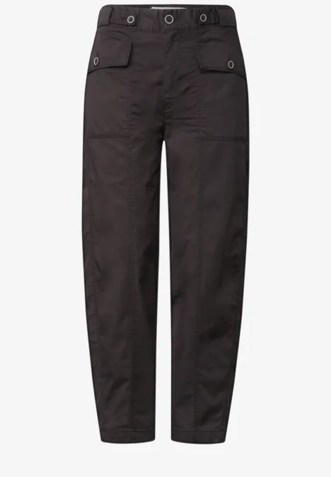 Dunkle, hochtaillierte Cargo-Hose mit aufgesetzten Taschen und geradem, leicht verengtem Bein.