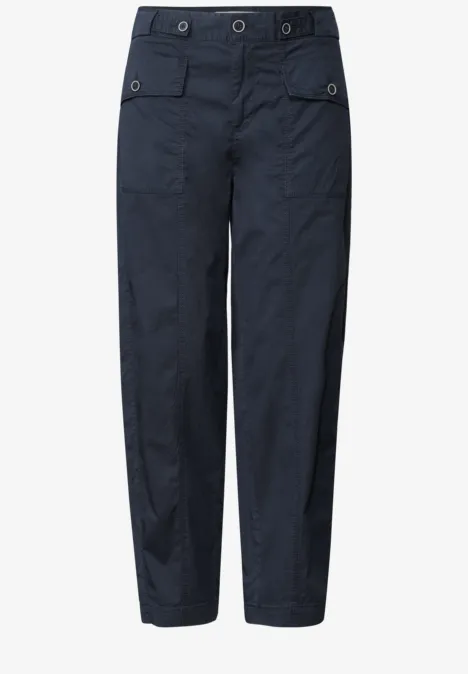 Dunkelblaue Cargo-Hose mit geradem Schnitt und Taschen an den Seiten.