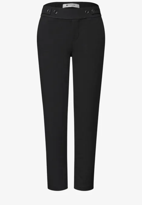 Schwarze, schmale Damenhose mit hohem Bund und seitlichen Knopfleisten.