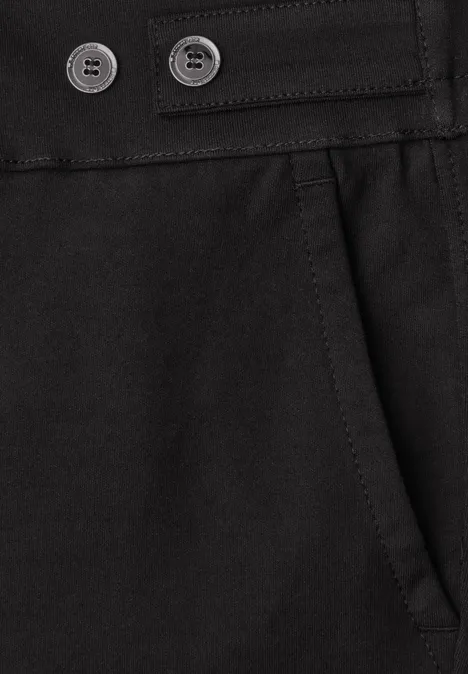 Nahaufnahme einer schwarzen Hose mit Eingrifftasche und doppelter Knopfblende.