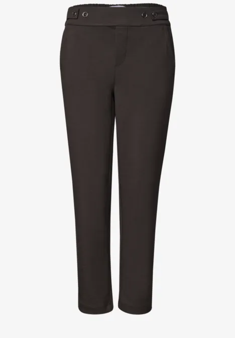 Schlichte schwarze Damenhose mit geradem Bein und dezenter Bundverzierung