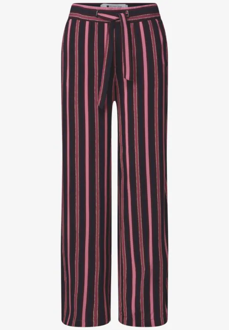 Schwarze Hose mit rosa Längsstreifen, hoher Bund und Gürtel, locker geschnitten.