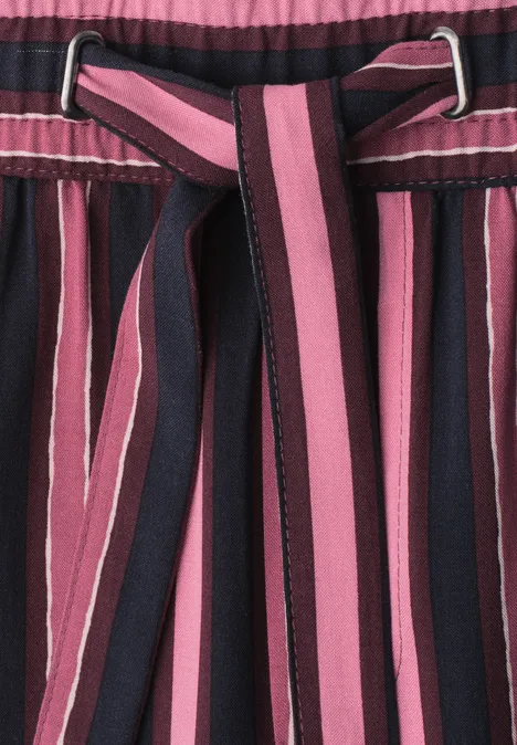 Gestreifter Taillengürtel in Pink und Dunkelblau an einem Kleidungsstück.